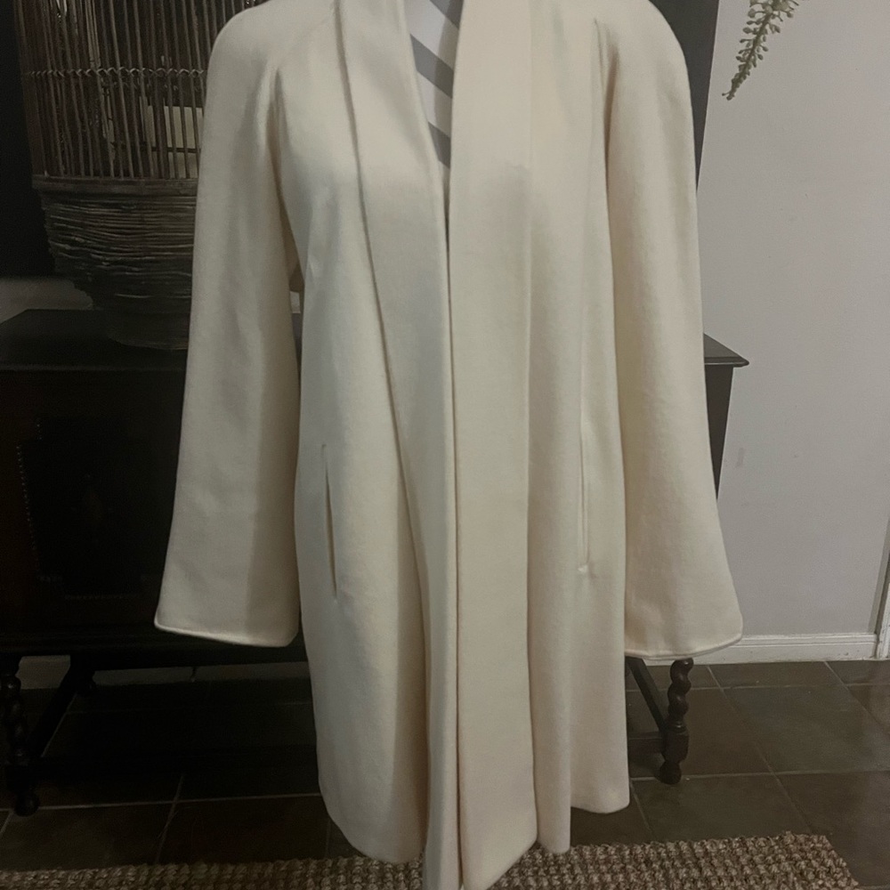 Woman’s coat - Picture 2 of 7